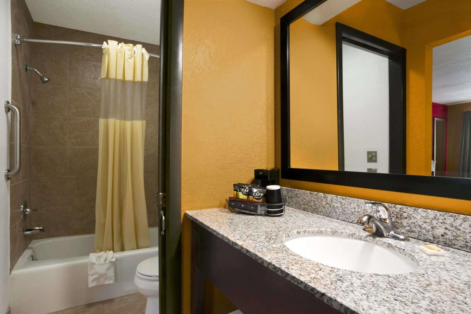 Days Inn By Wyndham Liberty/Ne Kansas City ภายนอก รูปภาพ