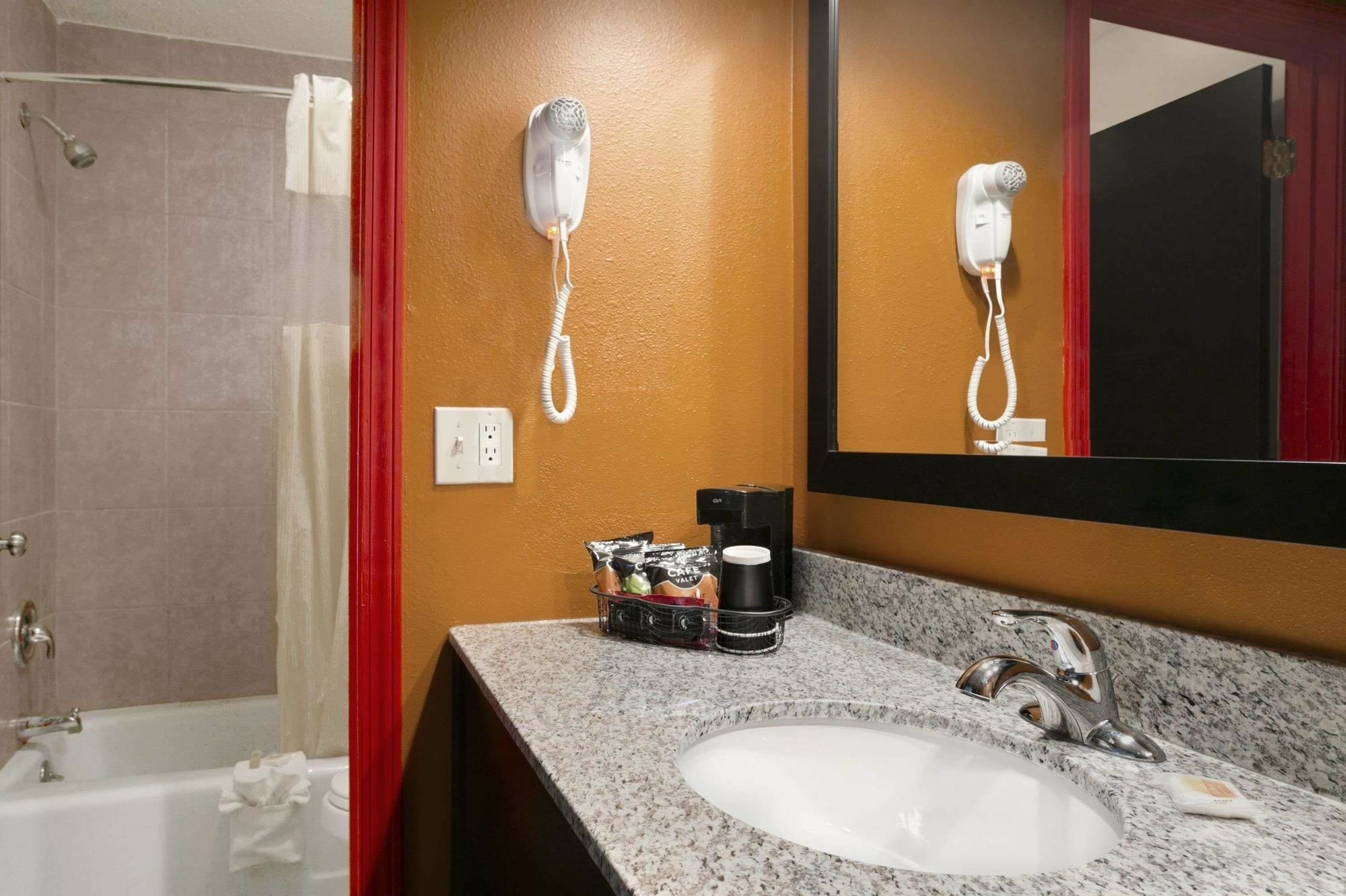 Days Inn By Wyndham Liberty/Ne Kansas City ภายนอก รูปภาพ